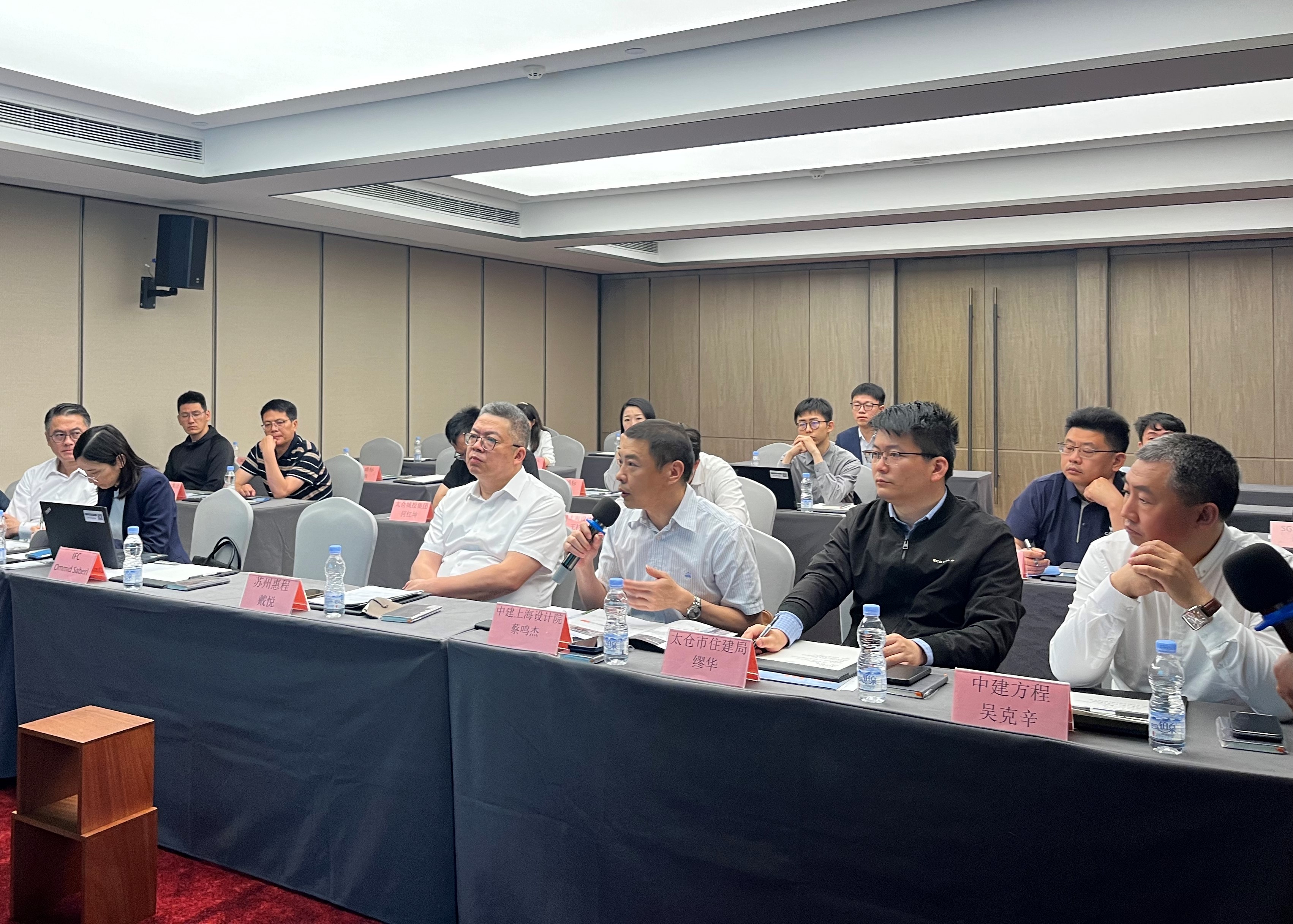 本次会议汇集了IFC国际金融公司、太仓市住建局、中建方程、中建上海设计院等建筑行业相关企业代表,共同探讨建筑绿色转型的新路径,并分享ESG理念在建筑行业的落地应用与成功案例,现场交流互动热烈。
