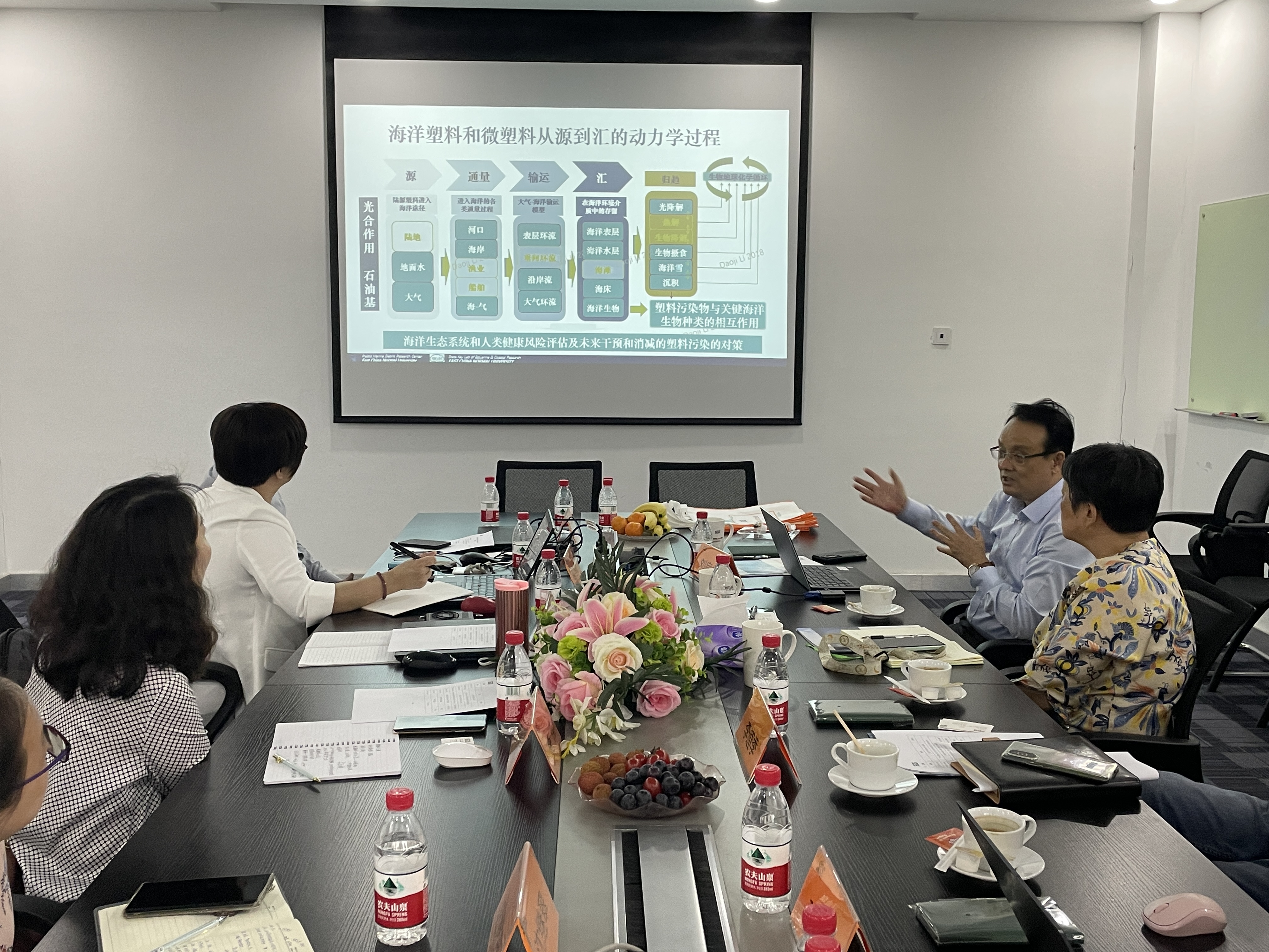 （李道季教授介绍微塑料研究成果）